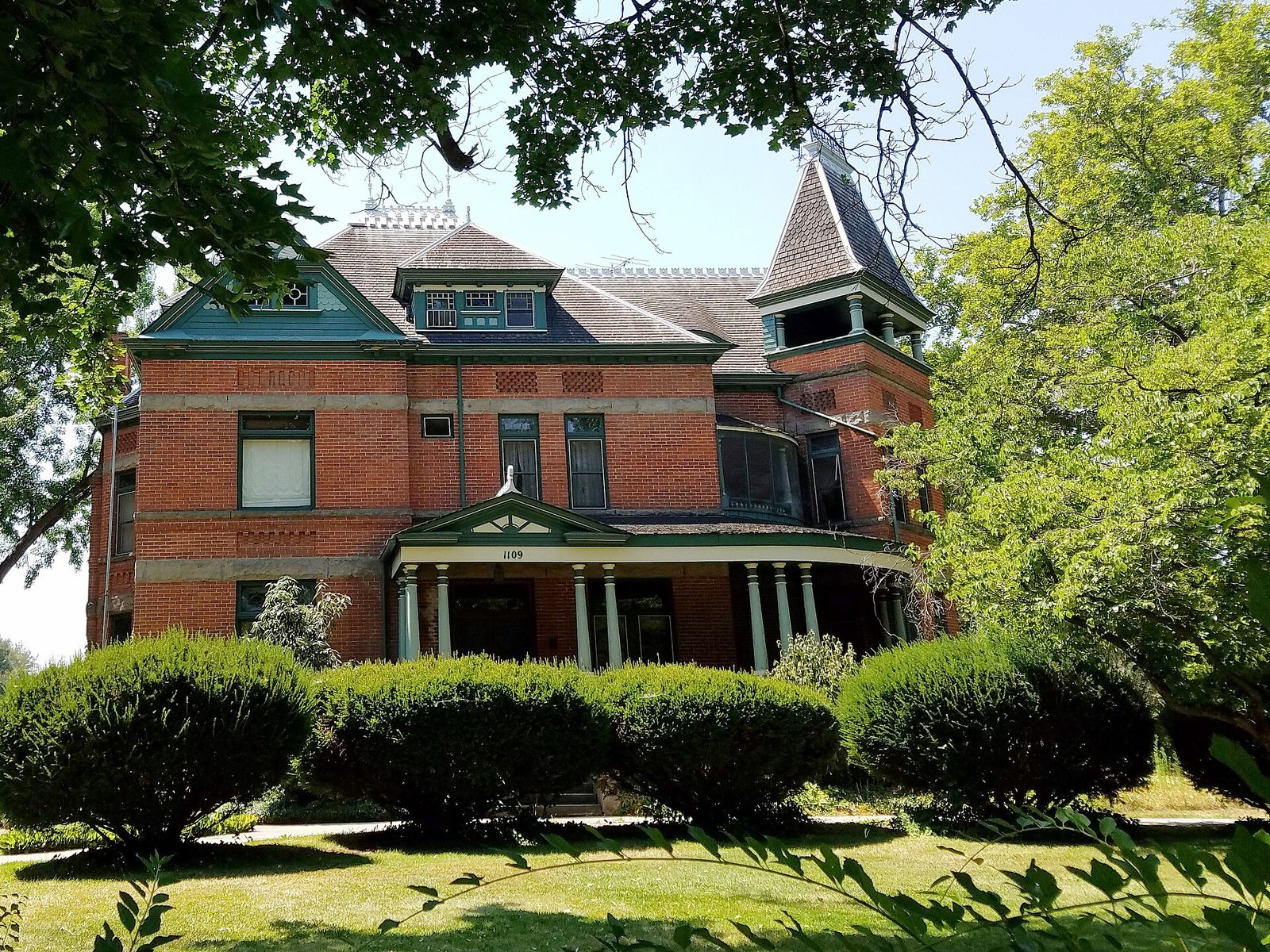 The Moore house in 2018, still on the line. Photo: Tamanoeconomico, CC BY-SA 4.0.