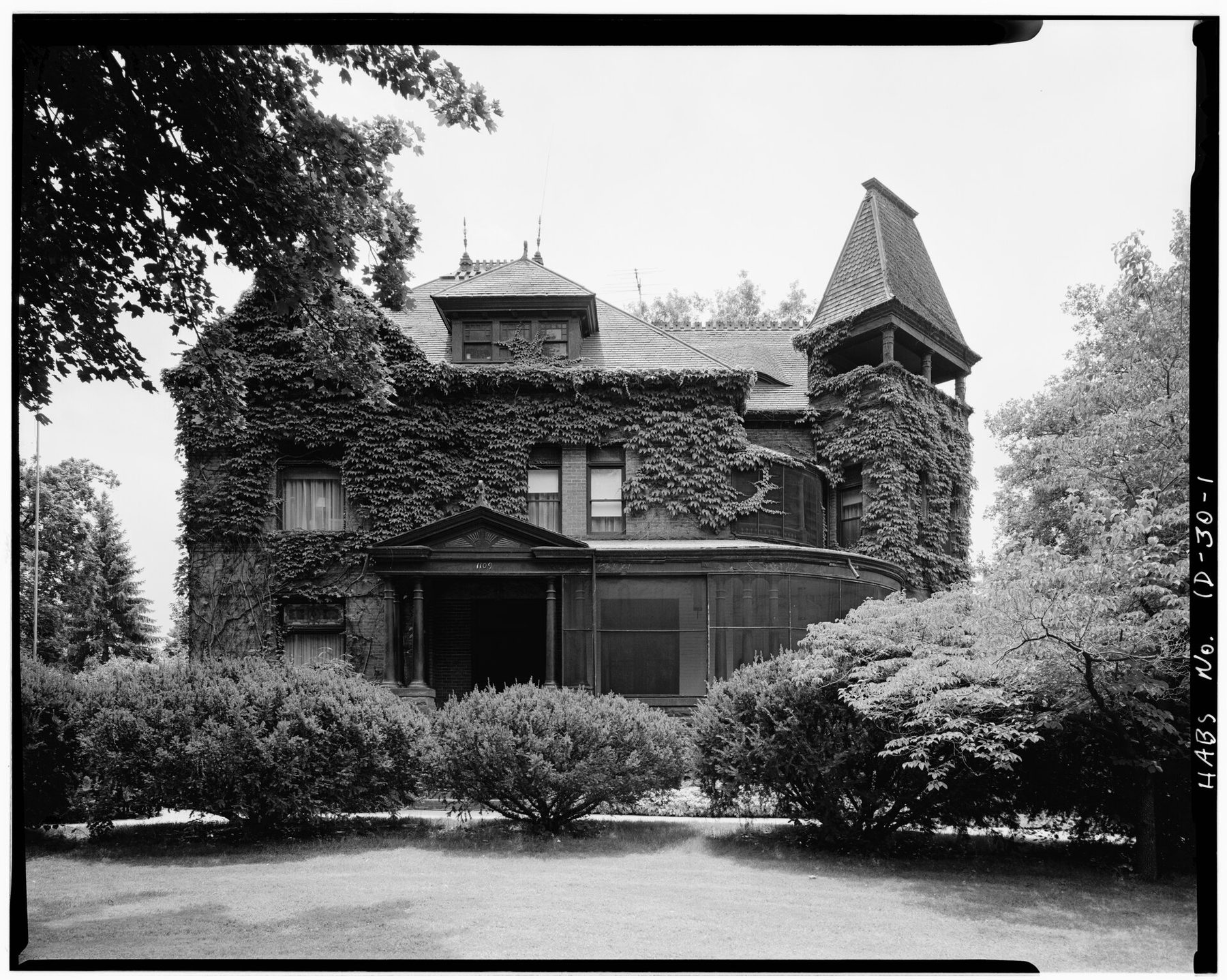 The C. W. Moore house, 1109 Warm Springs Avenue, the first home in the country heated by geothermal water. Historic American Buildings Survey, National Park Service. Public domain.