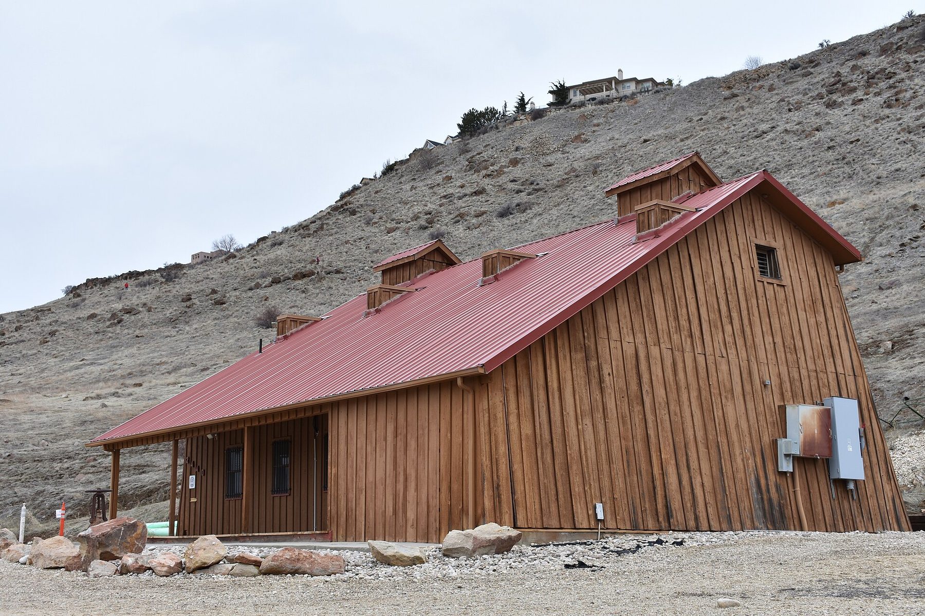 The 1892 well house below Table Rock, built around the original wooden drilling derricks. Both original wells still produce. Photo: Tamanoeconomico, CC BY-SA 4.0, via Wikimedia Commons.