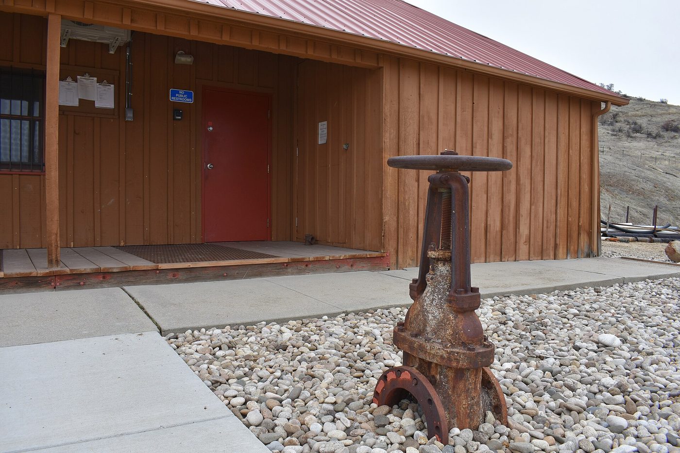 A wellhead valve at the pump house. Photo: Tamanoeconomico, CC BY-SA 4.0.