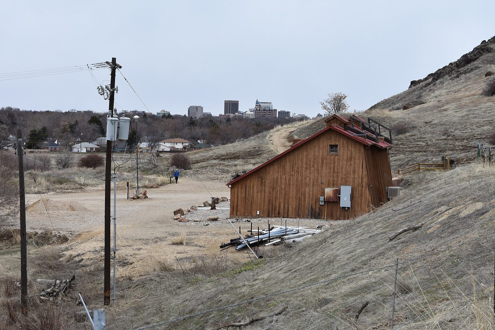 The pump house from the foothills side. Photo: Tamanoeconomico, CC BY-SA 4.0.